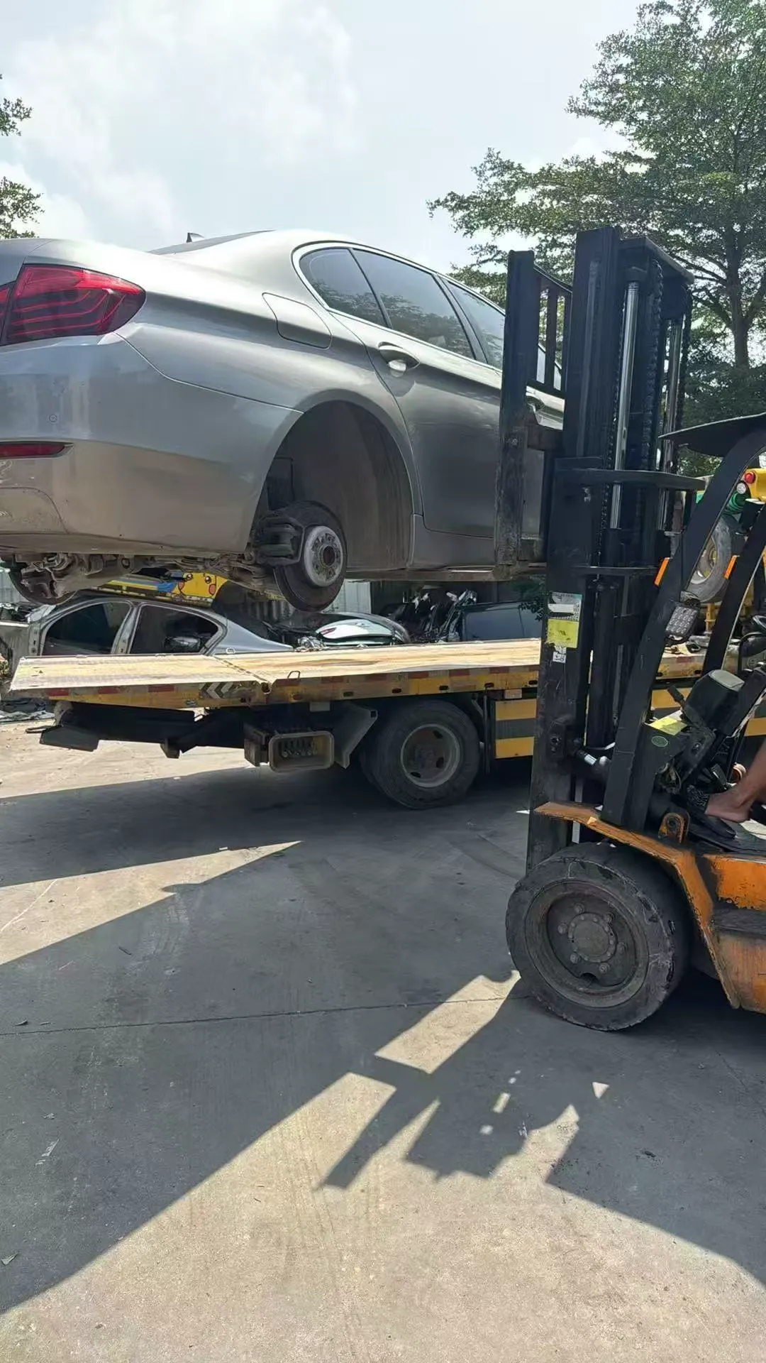 拆車現場叉車裝卸 BMW 車輛
